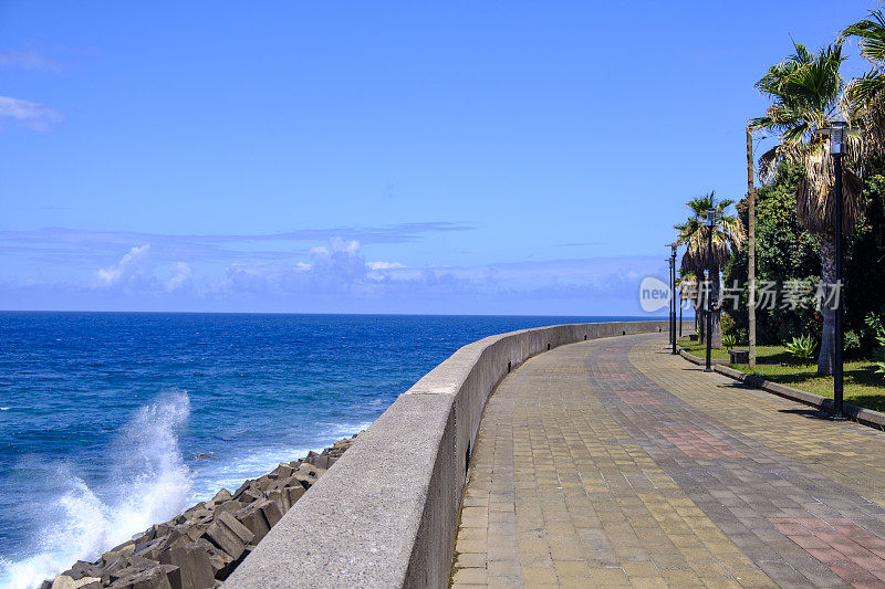 马德拉岛海岸上的林荫大道，位于南海岸的Jardim do Mar村